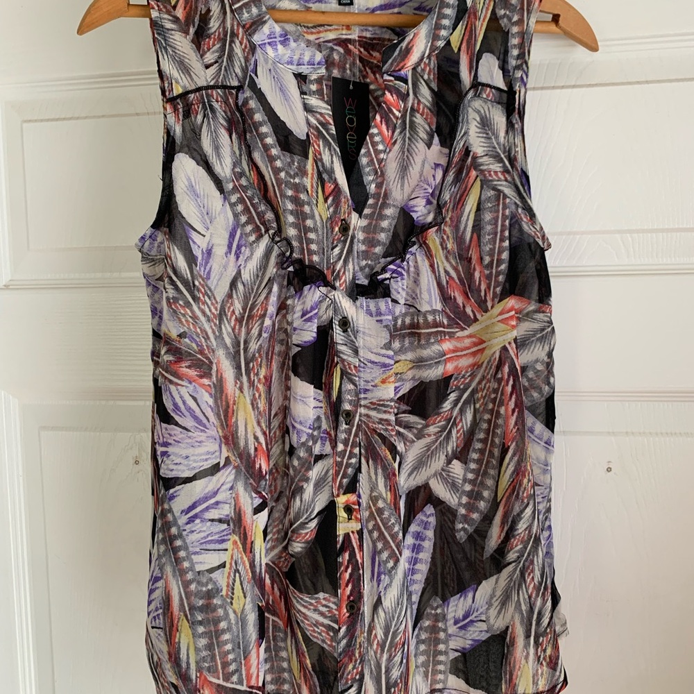 NWT XS sleeveless feather-print button down